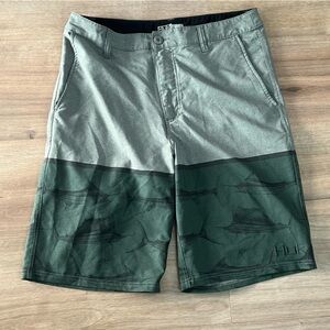 HUK Men's 32 Performance Fabrics Marlin Fish Board Fishing Hybrid 10" Shorts